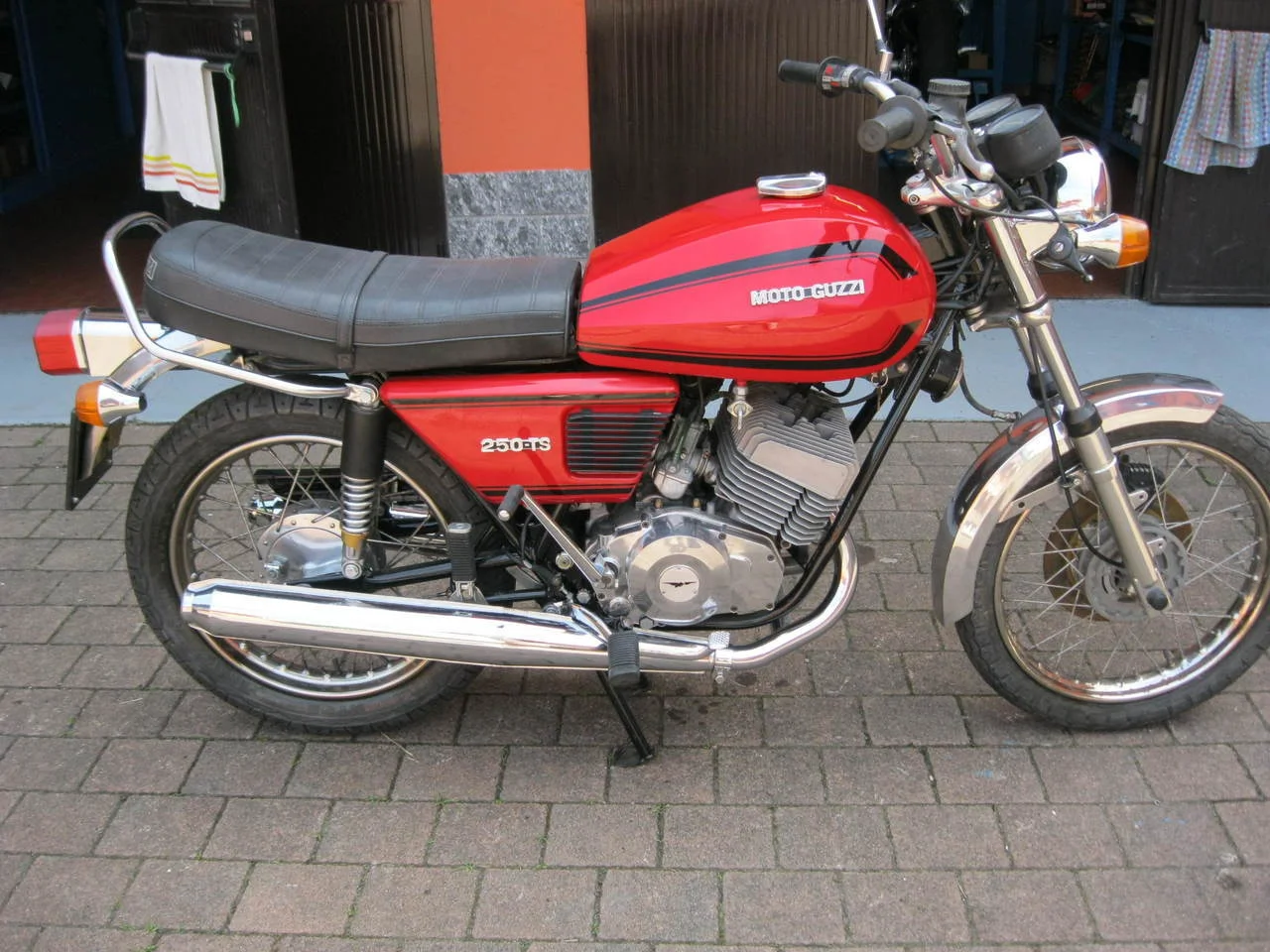 Moto Guzzi 250 TS