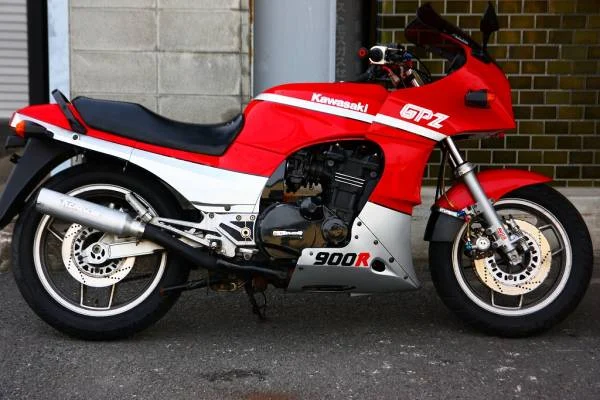 Kawasaki GPZ 900 R