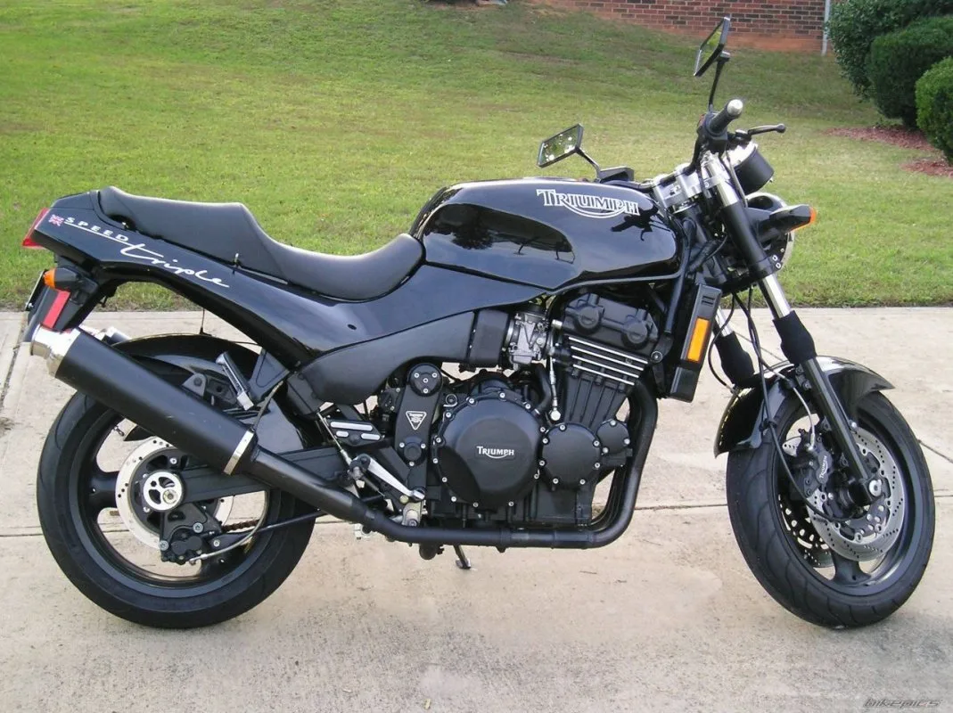 Triumph Daytona 750 (reduced effect)
