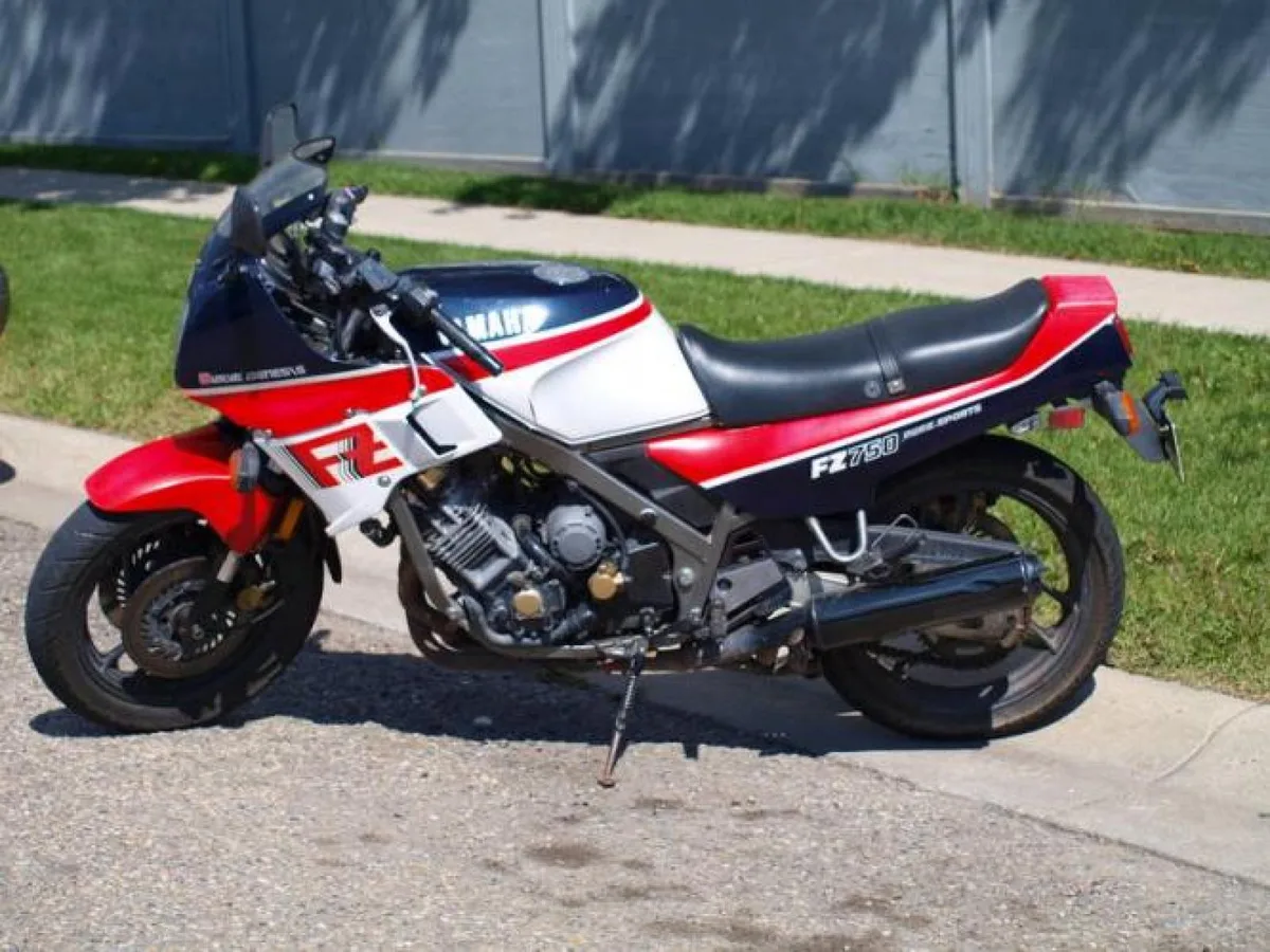 Yamaha FZ 750 (reduced effect)