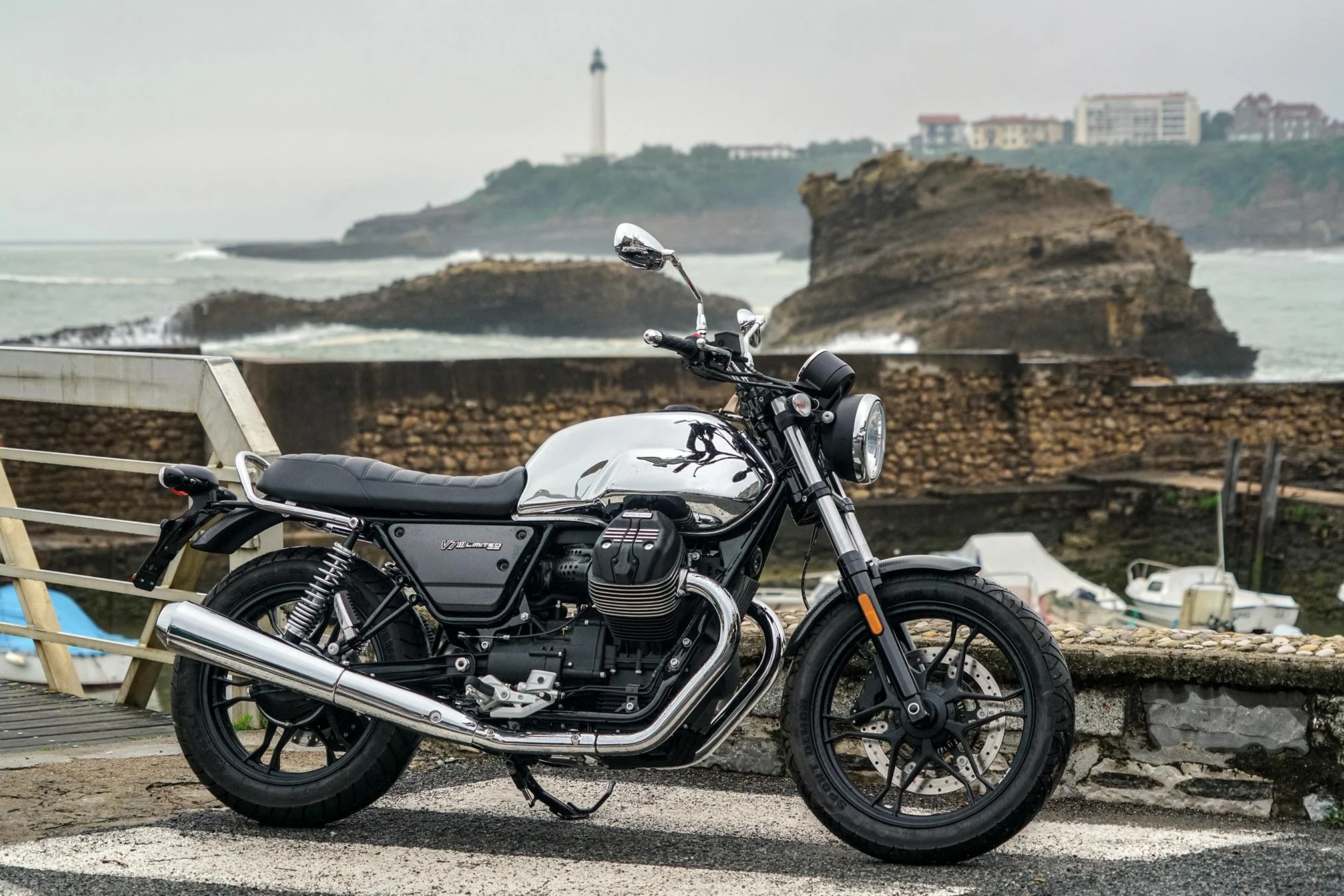 Moto Guzzi V7 III Carbon Shine