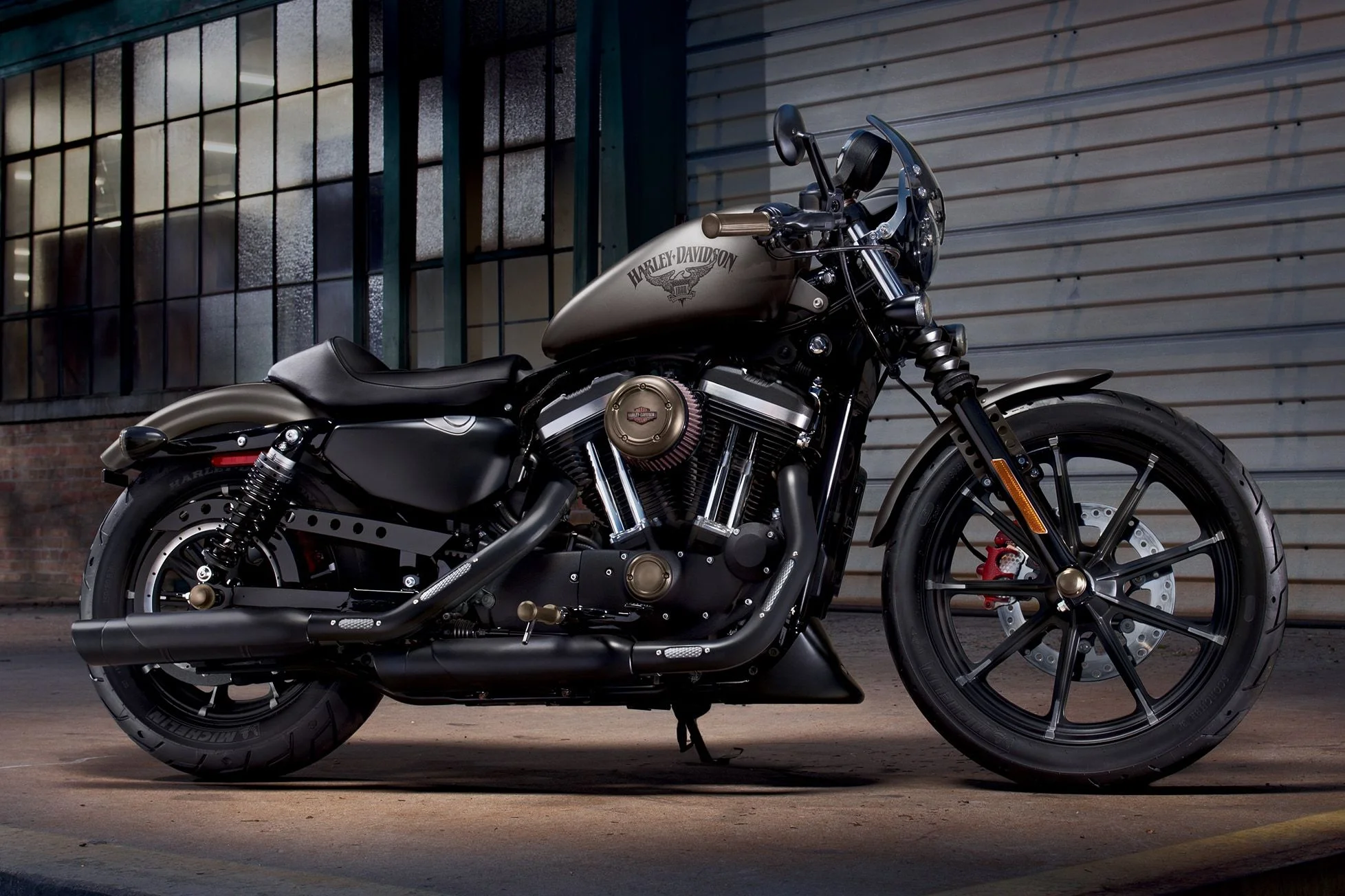 Harley-Davidson Sportster Iron 883 Dark Custom